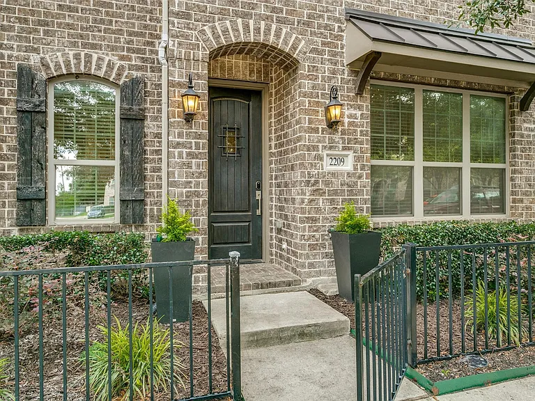 2209 Zenith Ave — Photo 1