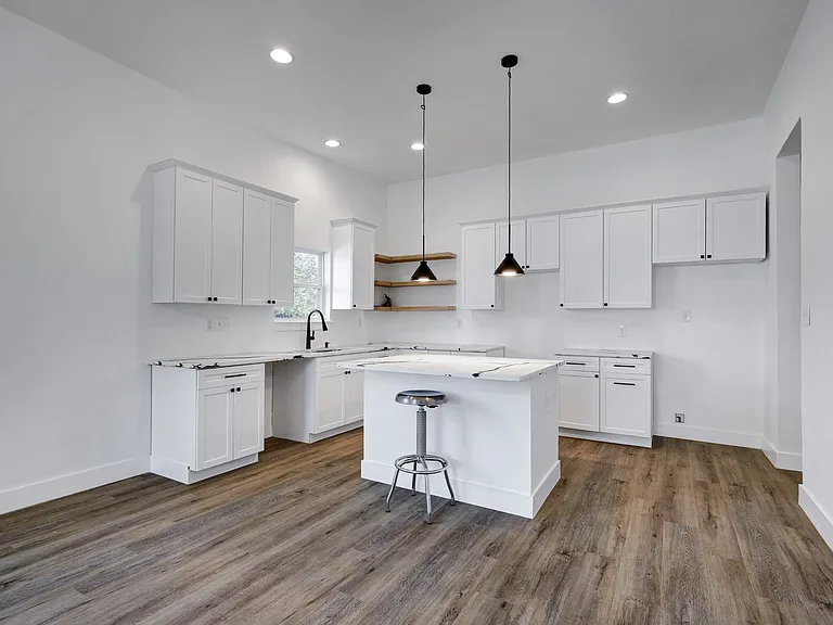 2425 Monterey St — Photo 11