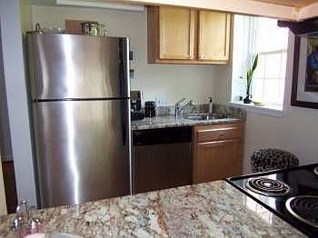 2nd image of 2821 S Abingdon St