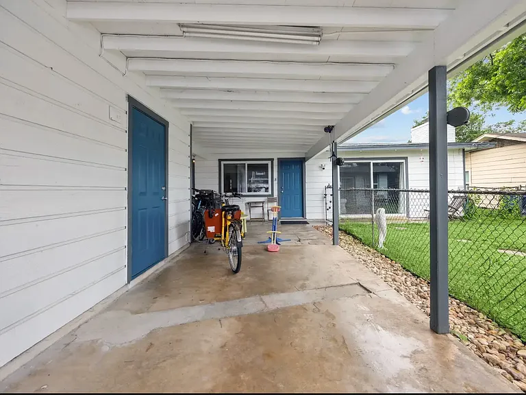 2306 Barton Skyway — Photo 8
