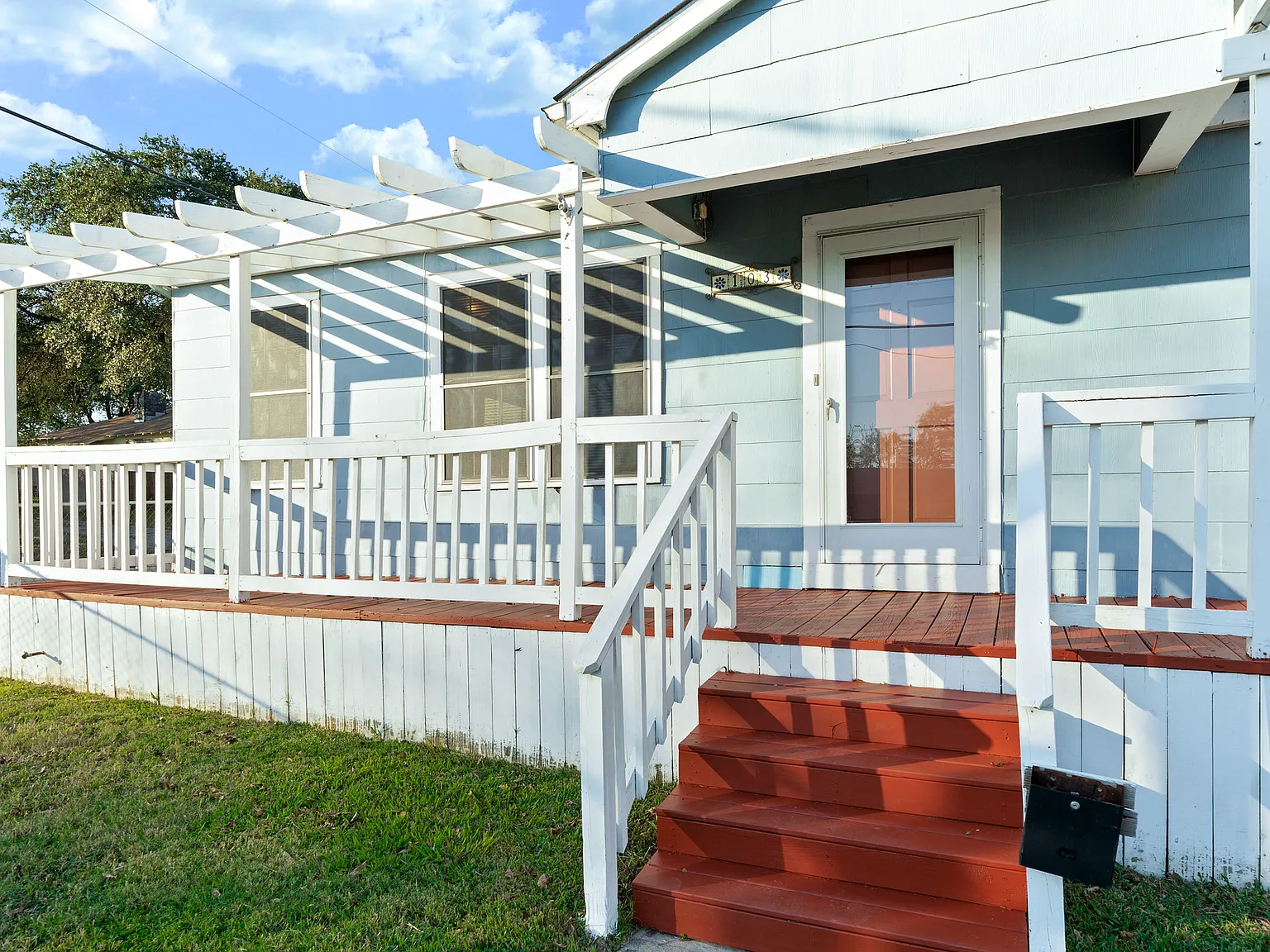 Charming 3-Bed Cottage with Hardwood Floors, Balcony & Carport in San Antonio 103 Cosgrove St — Photo 2