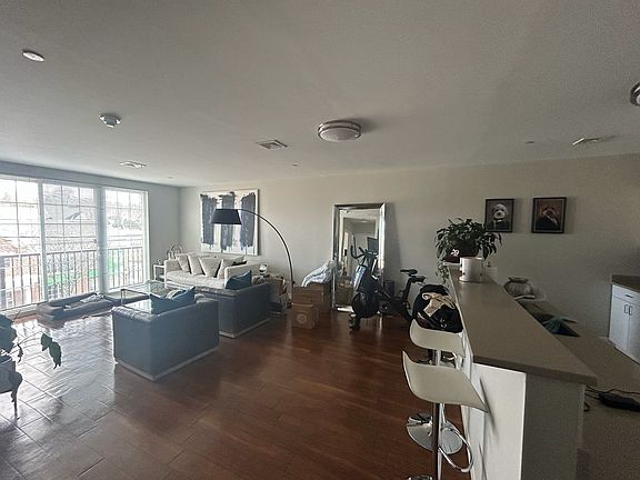 2nd image of 425 New York Ave #31