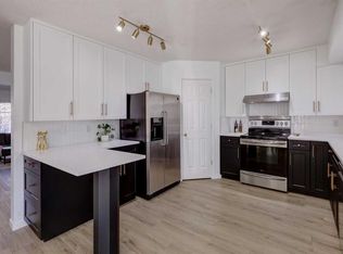 472 E Killarney Glen Ct SW, Calgary, AB T3E 7H4