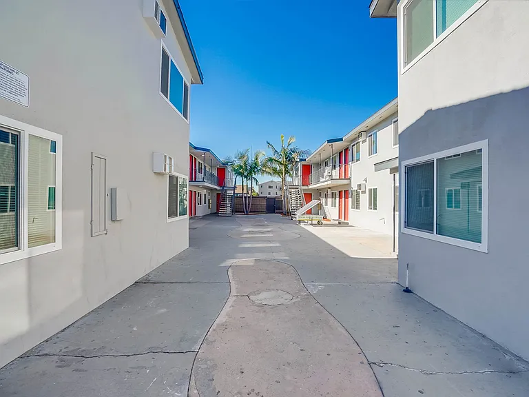 900 Alamitos Ave — Photo 10
