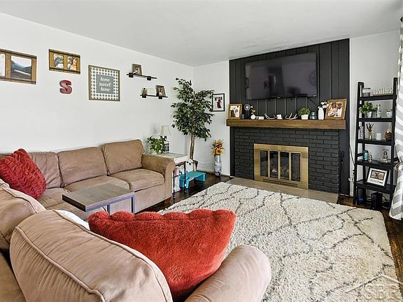 3rd image of 1033 Elmdale Dr