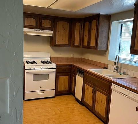 Full kitchen, Refrigerator not included