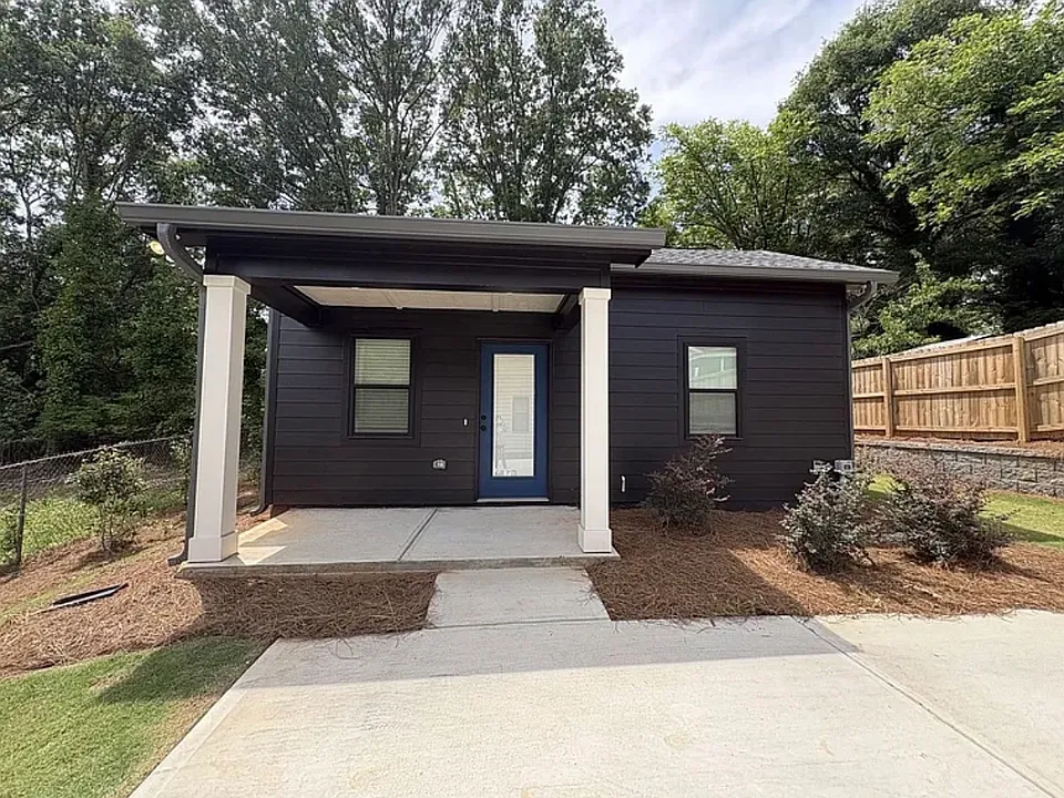 1743 W Hancock Ave