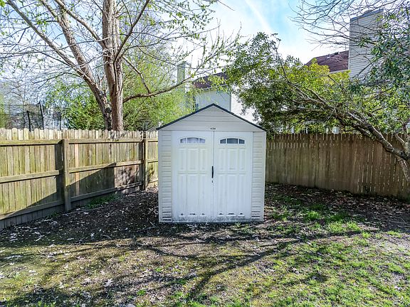 5th image of 916 Larkspur Ln