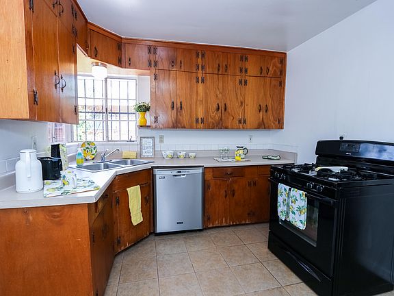 3rd image of 3231 E Hawthorne St