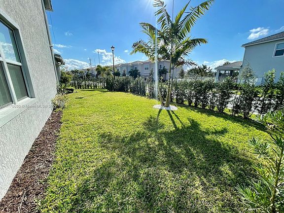 4th image of 4394 Greenway Dr