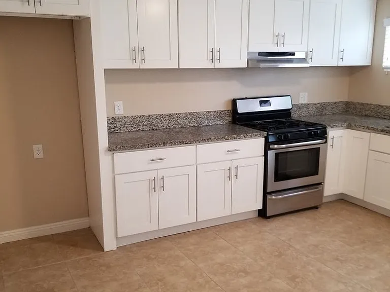 325 E Leatrice Ln — Photo 6