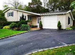 14 Fuller St, Dix Hills, NY 11746