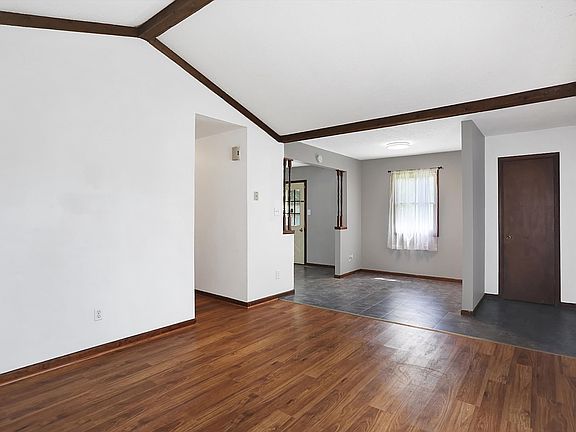 5th image of 825 S Worth Ave