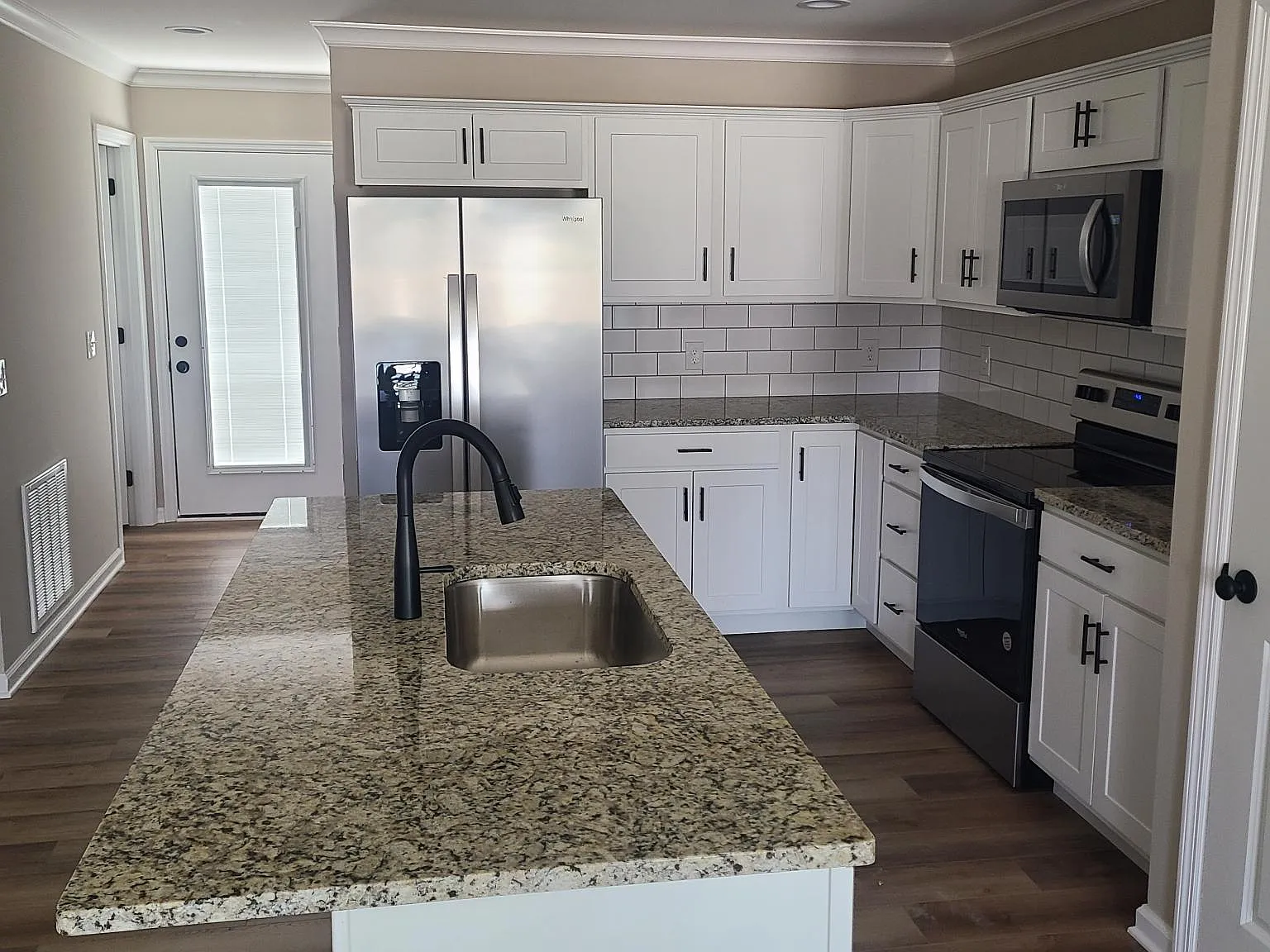 3 bed, 2.5 bath, 1600 sqft, $1,600 — Photo 2