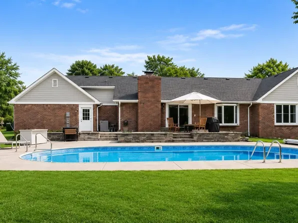 220 Governors Ln, Zionsville, IN 46077
