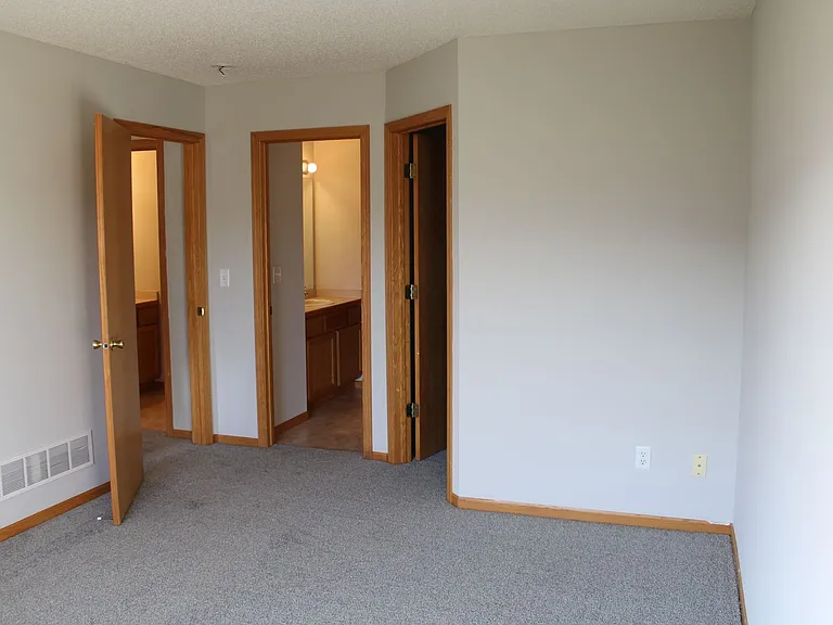 403 Meadow Ln — Photo 6