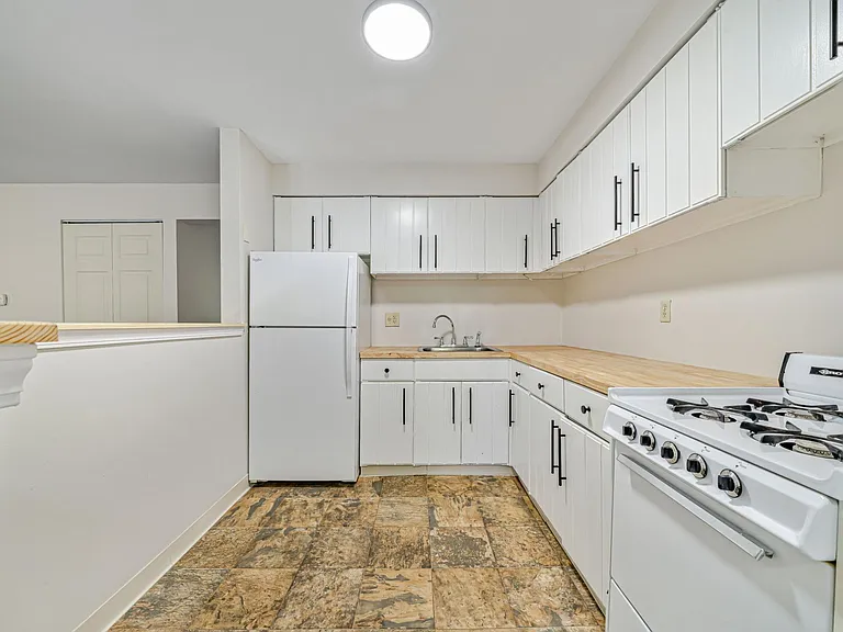 Brooklane Manor Apartments — Photo 18