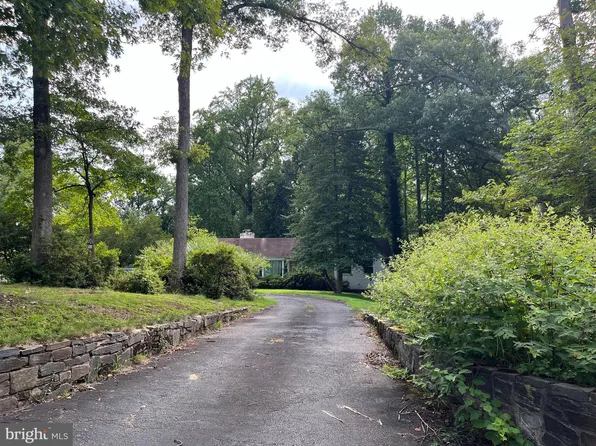 9109 McDonald Dr, Bethesda, MD 20817