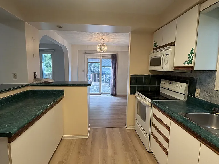 206 Rickson Ave — Photo 3