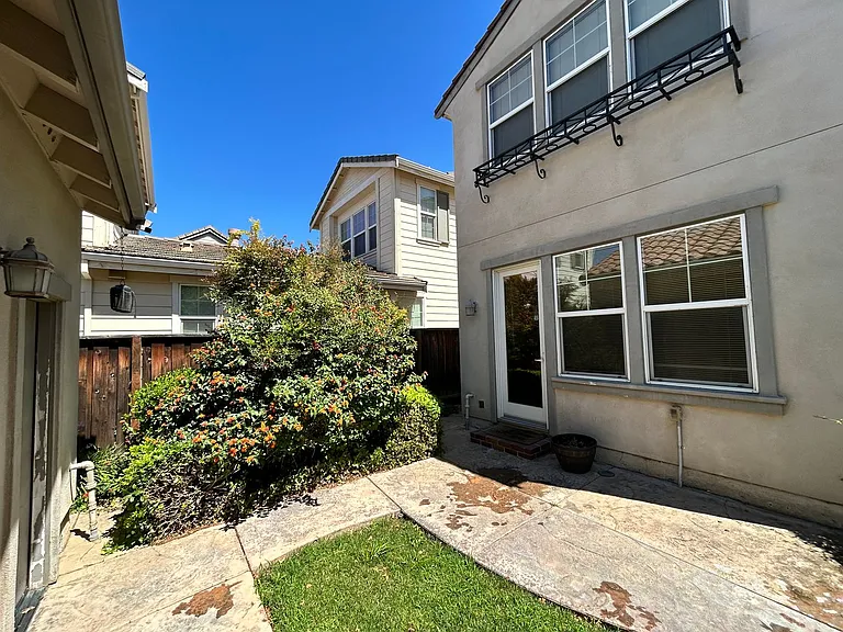 499 W Saint Francis Ave — Photo 3