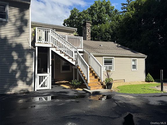2nd image of 1 Parker Dr APT 4