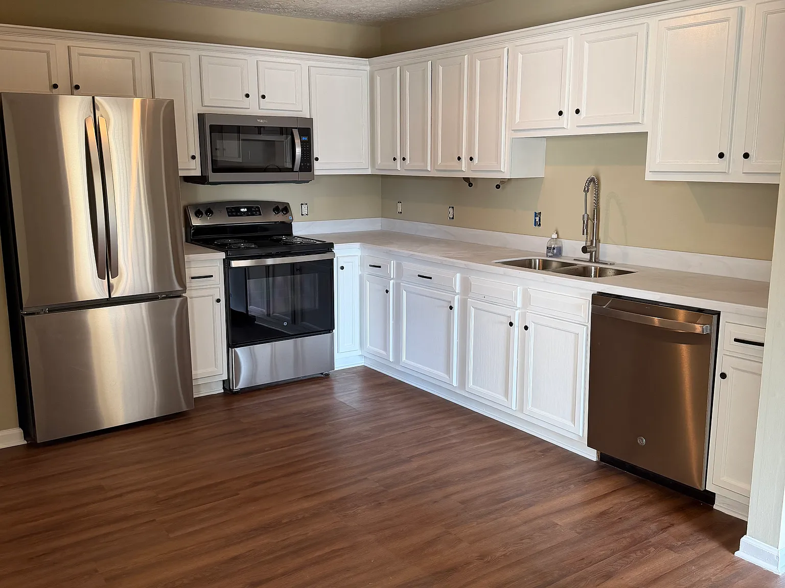 3 bed, 1289 sqft, $1,900 — Photo 2