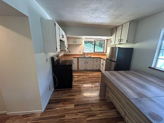 3rd image of 125 Eileen Rd