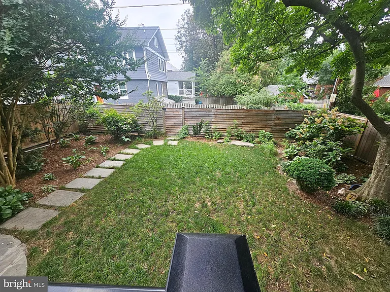 102 E Oak St — Photo 15