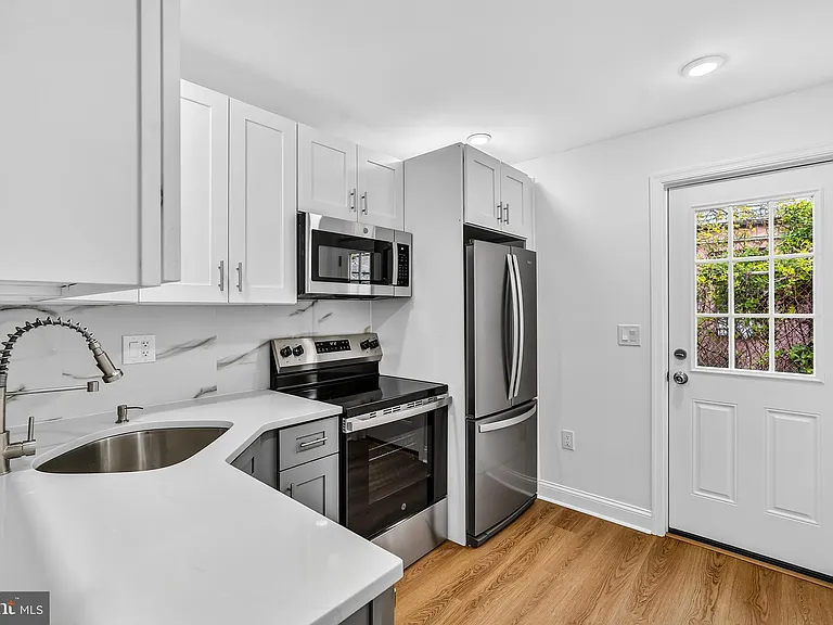 1821 E Oakdale St — Photo 11