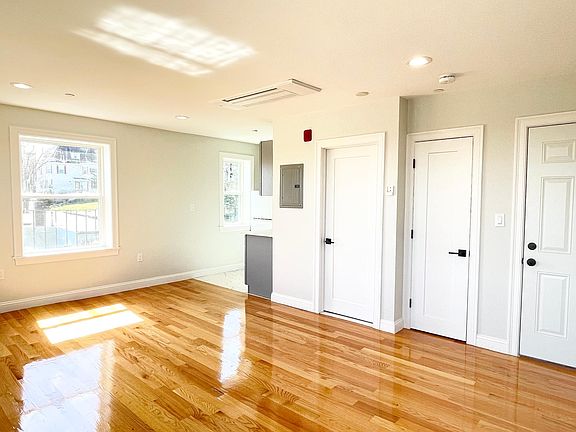 3rd image of 325 Newport Ave APT 40
