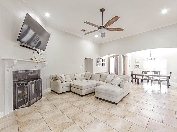 4th image of 215 Louis Emile Dr