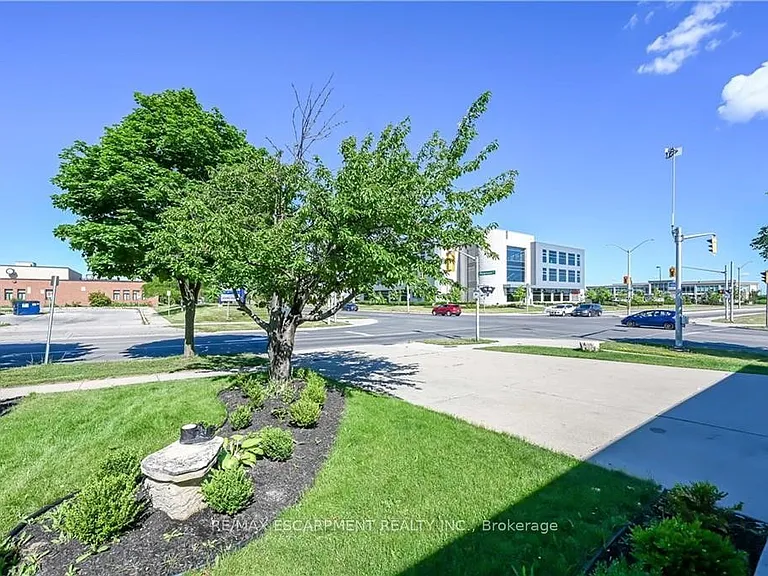 296 Winterberry Dr #LOWER — Photo 5
