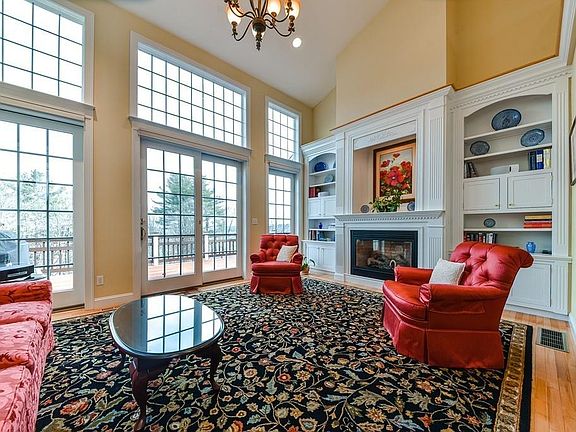 4th image of 95 Carriage Hill Cir