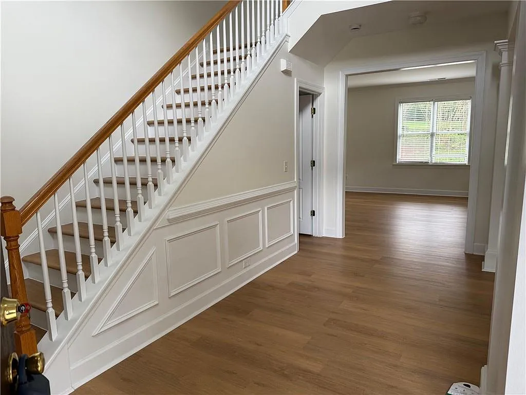 5 bed, 4.0 bath, 3373 sqft, $3,500 — Photo 2