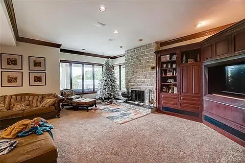 5 bed, 4.5 bath, 6141 sqft, $6,000 — Photo 2
