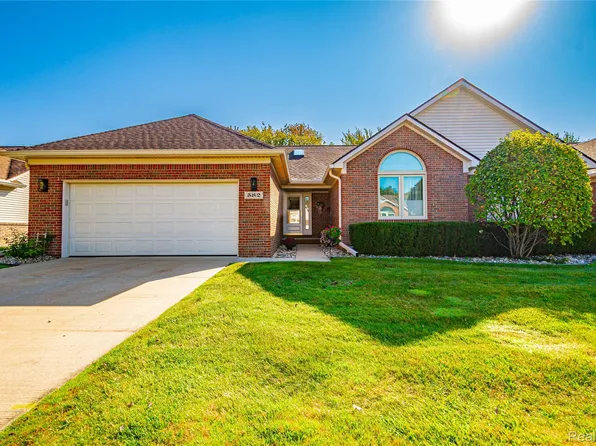 582 Snowbird Cir E, Saint Clair, MI 48079