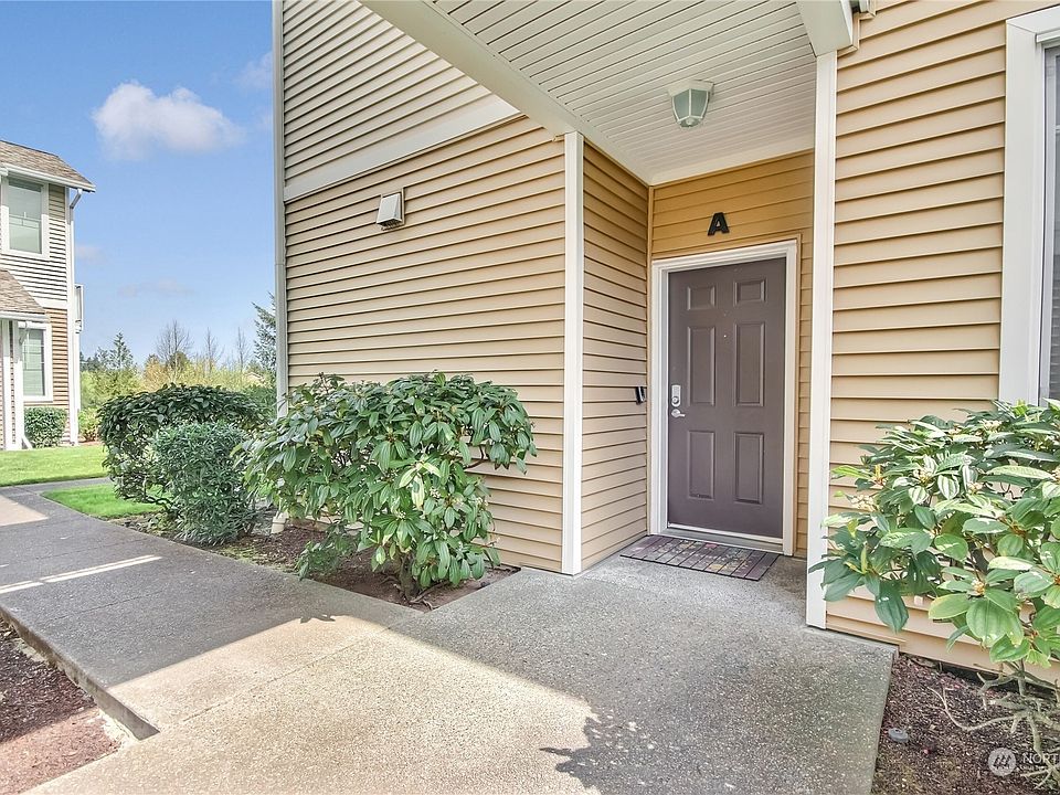 Wonderful 3 bedroom, 2 bath condominium in the Heatherood neighborhood of Lakeland. Walking distance to parks, shopping,restaurants, bus stop, school & more.>