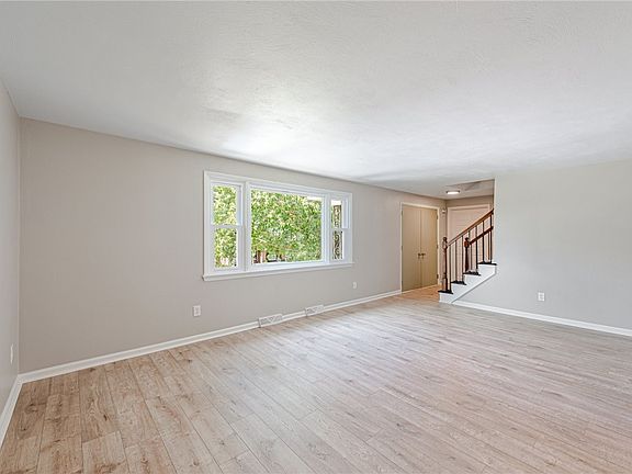 3rd image of 226 Sunrise Dr