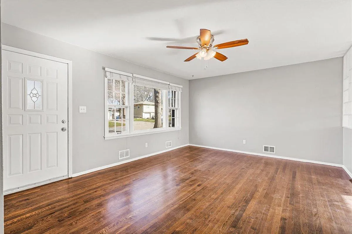 515 NW Frances Dr — Photo 3
