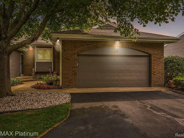 650 Edgewater Dr, Spring Lake, MI 49456