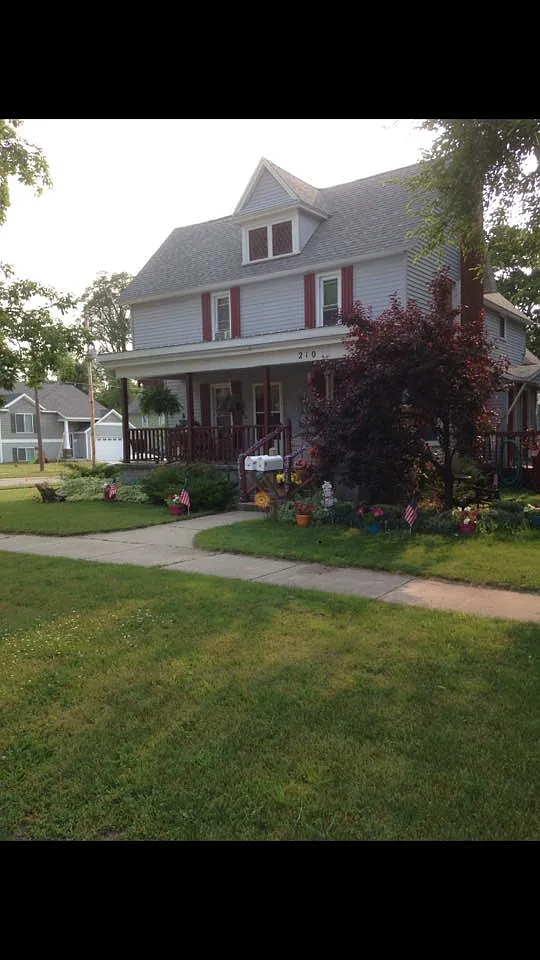 210 Grove St NW photo 1