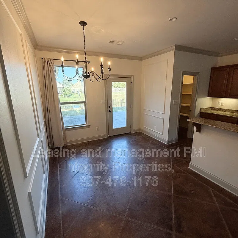 3 bed, 2.5 bath, 1900 sqft, $2,400 — Photo 3