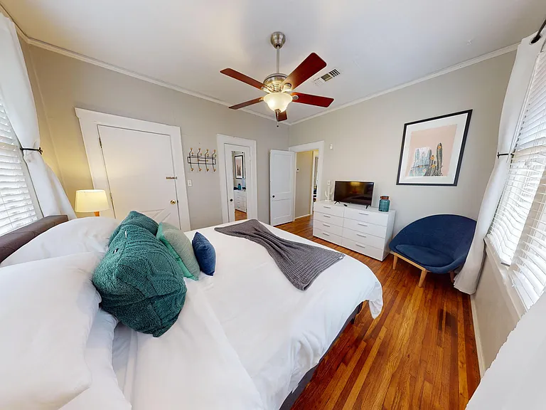 1827 Capitol Ave — Photo 18