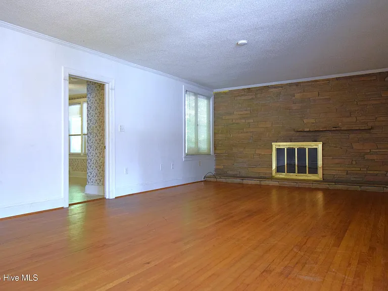 1509 E 4th St — Photo 2