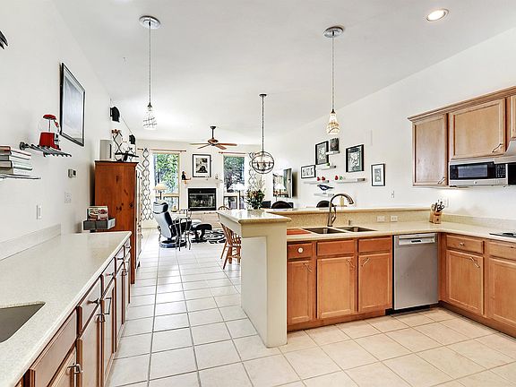 5th image of 5055 Carriage House Dr