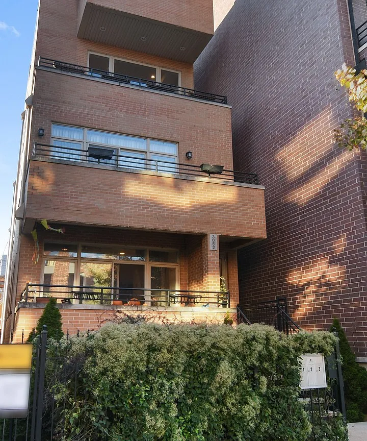 3052 N Oakley Ave #3, Chicago, IL 60618 | Zillow