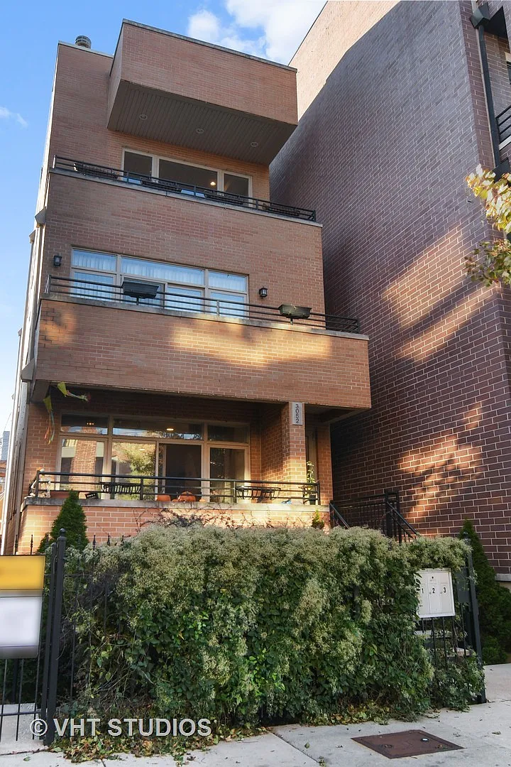 3052 N Oakley Ave #3, Chicago, IL 60618 | Zillow