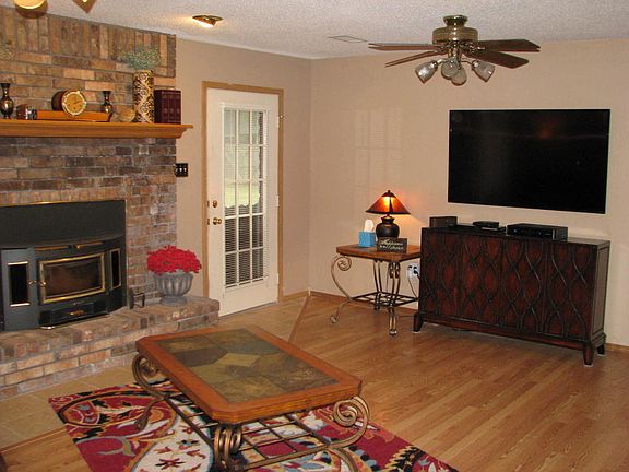 5th image of 403 Fair Oaks Ln