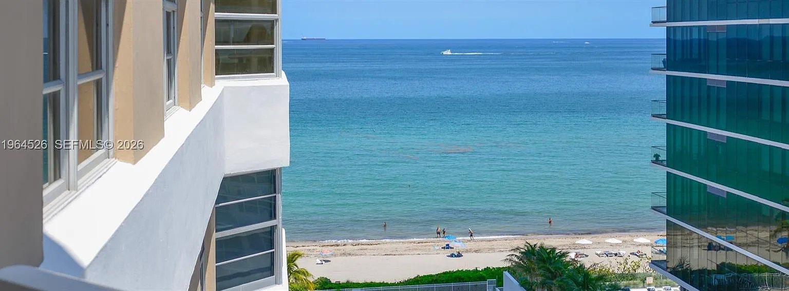Hemispheres Condo — Photo 1