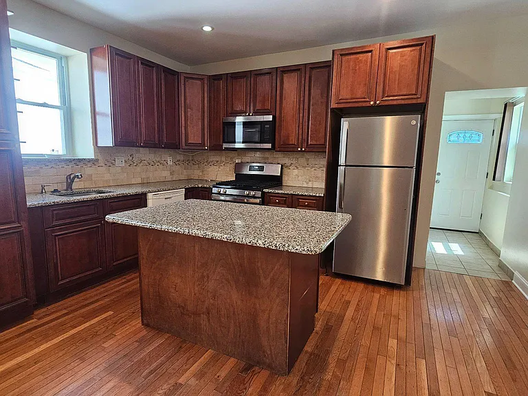 130 Rockland Ave — Photo 4
